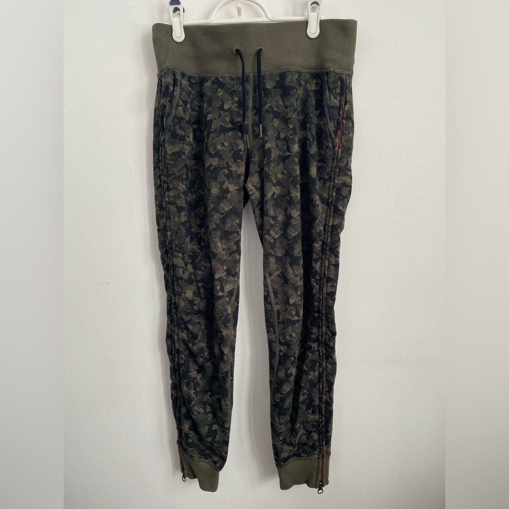 Lululemon Full Side Zip Drawstring Jogger Sweatpant - Camouflage - US 4
